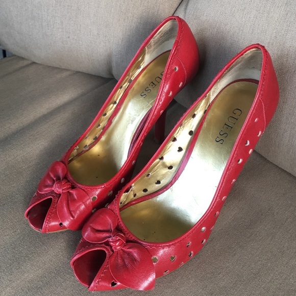 Guess sexy red cut out heart peep toe pumps - Picture 3 of 6
